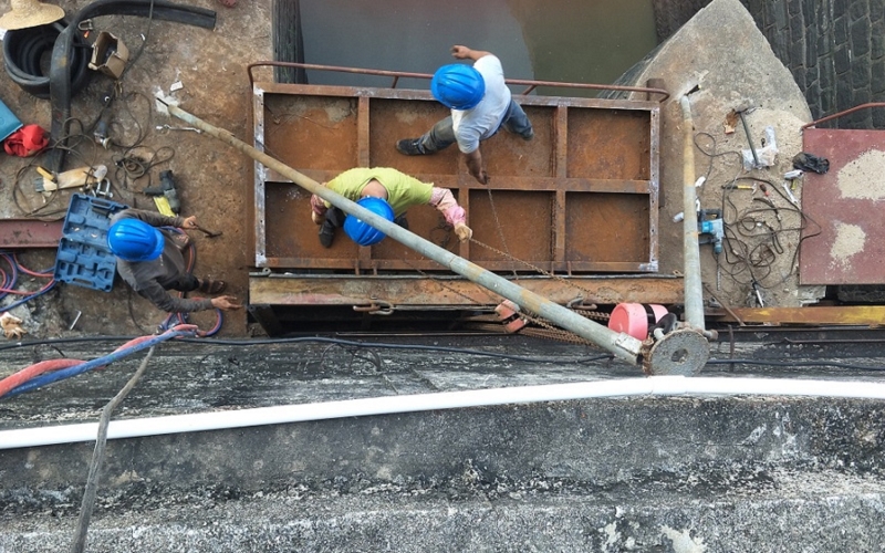 为保汛期多发电，党员干部带头开展汛前检修工作  &mdash;&mdash;乐东发电公司汛前抓紧推进大坝闸门检修维护工作