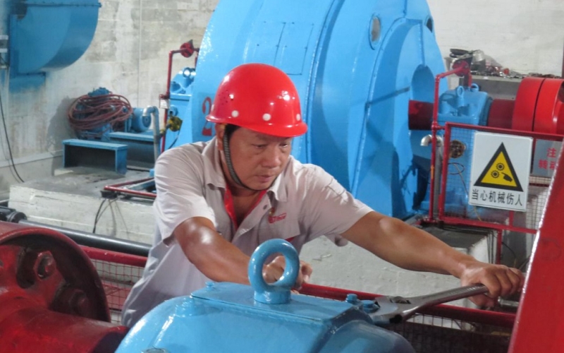 【英雄榜】黄明帆：以身作则树榜样 勤勉工作连年优