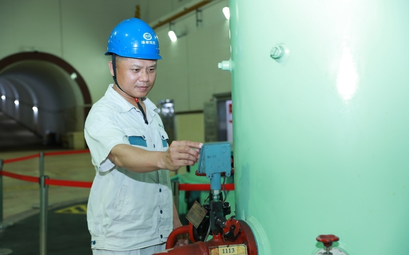 【英雄榜】李勤敏：教师转行钻机械 子承父业献水电